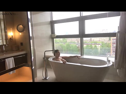 ❤️ Величезна красуня пристрасно дрочує свою кицьку у ванній Секс-відео у нас