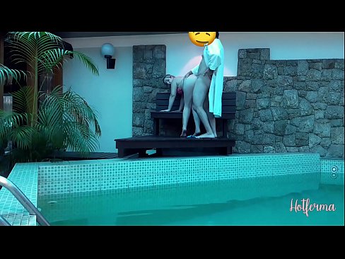 ❤️ Бос запрошує покоївку до басейну, але не втримався від гарячої Секс-відео у нас