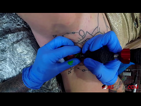 ❤️ Надзвичайно татуована красуня Саллі Севідж зробила татуювання на кліторі Секс-відео у нас